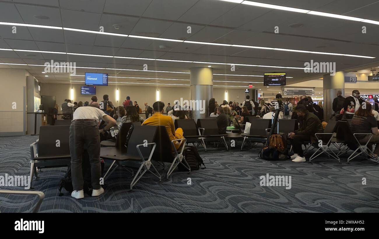 Atlanta, USA: 15 marzo 2024: Passeggeri in attesa di imbarcarsi al gate di partenza del terminal dell'aeroporto Foto Stock