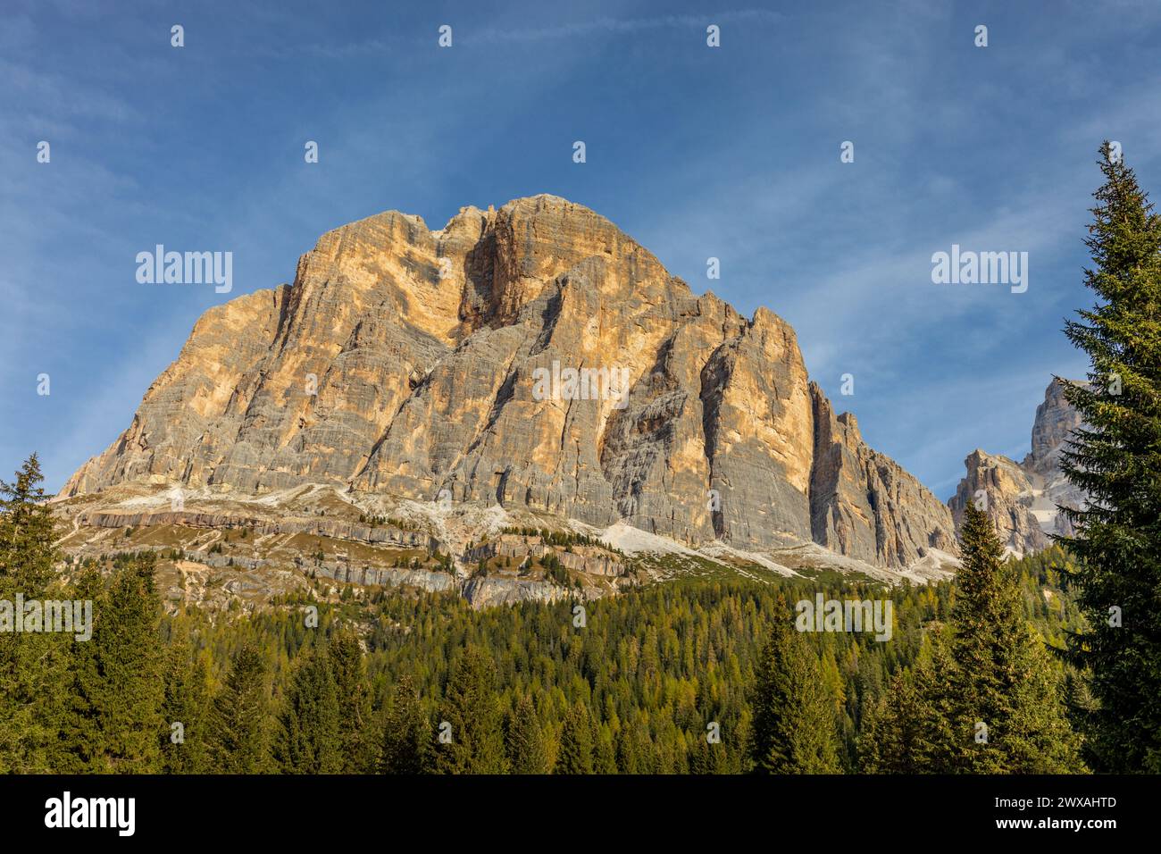 Dolomiti Alps paesaggio alpino autunnale. Dolomiti italiane splendide cime dal passo Falzarego scogliere, cime e pareti durante il trekking Foto Stock