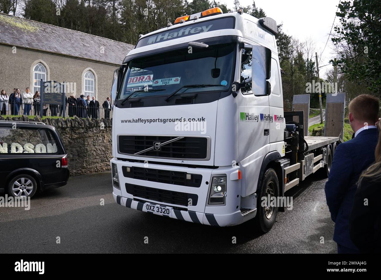 Un messaggio sul parabrezza di un camion mentre passa fuori dalla Lislooney Presbyterian Church, Tynan, Armagh, prima del funerale di Keith Morrison. Il ventiduenne è morto insieme ad altre tre persone in un incidente stradale sulla Ballynahonemore Road domenica. Data foto: Venerdì 29 marzo 2024. Foto Stock