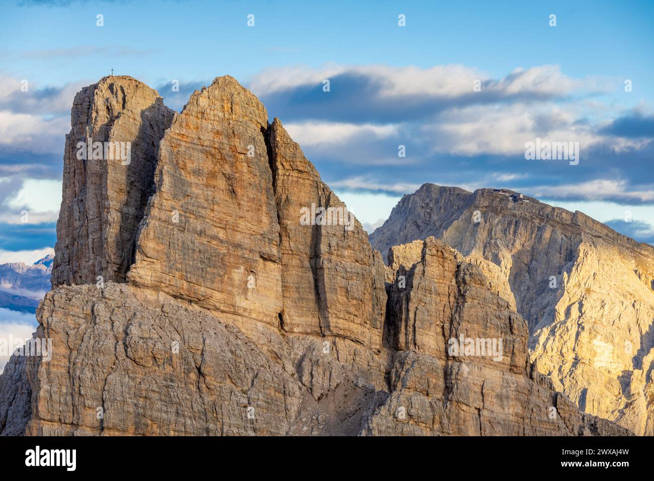 Dolomiti Alps paesaggio alpino autunnale. Dolomiti italiane splendide cime dal passo Falzarego scogliere, cime e pareti durante il trekking Foto Stock