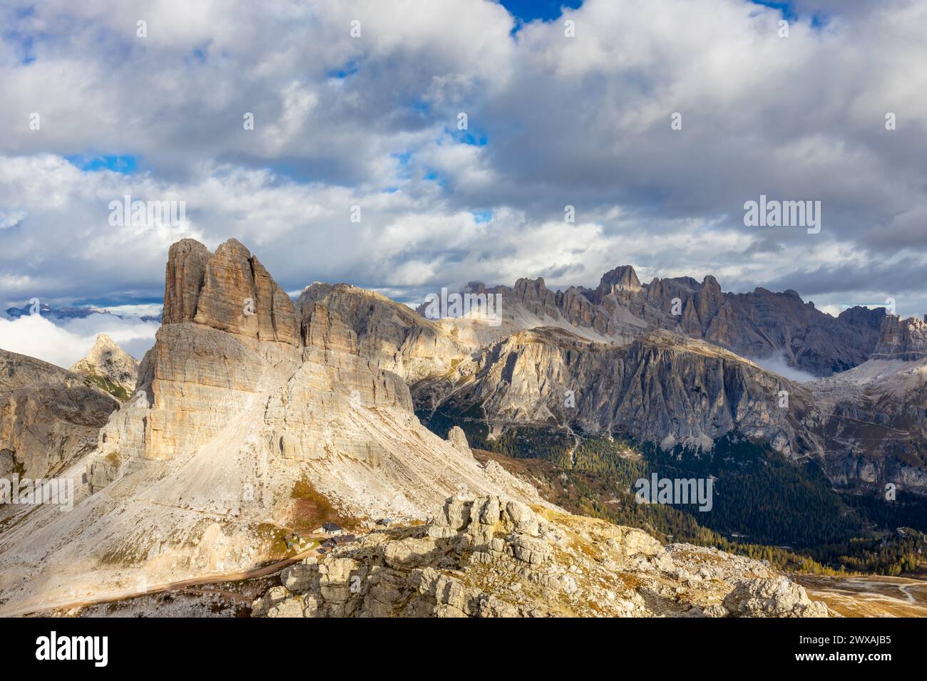 Dolomiti Alps paesaggio alpino autunnale. Dolomiti italiane splendide cime dal passo Falzarego scogliere, cime e pareti durante il trekking Foto Stock