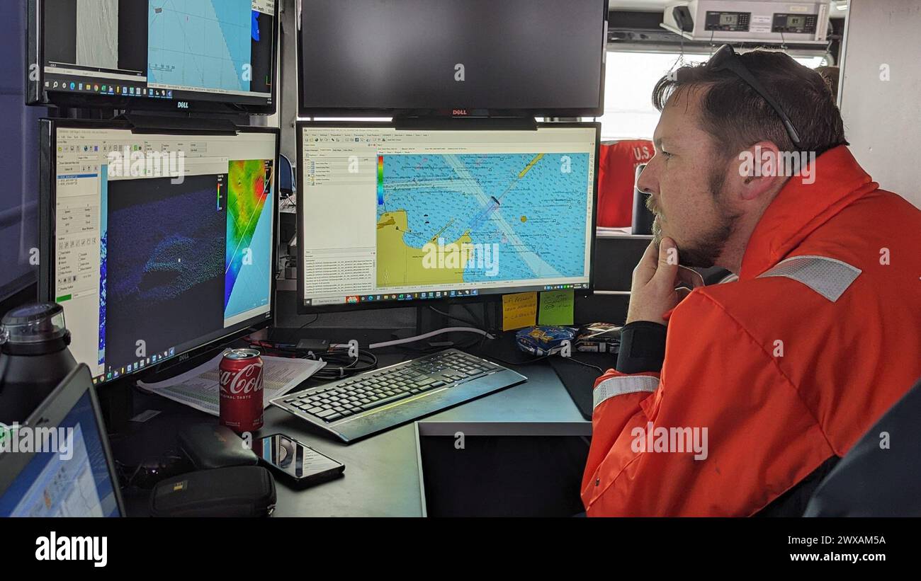 I tecnici delle operazioni forensi di varie agenzie statali e federali hanno assistito nell'analisi dei dati acquisiti dall'US Army Corps of Engineers Survey Boat the Catlett nel porto di Baltimora il 27 marzo 2024. Utilizzavano apparecchiature sonar per determinare la posizione dei detriti e cercare veicoli sommersi. Foto Stock