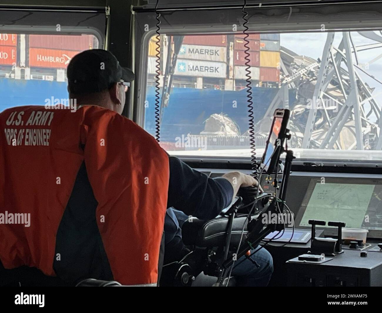 I tecnici delle operazioni forensi di varie agenzie statali e federali hanno assistito nell'analisi dei dati acquisiti dall'US Army Corps of Engineers Survey Boat the Catlett nel porto di Baltimora il 27 marzo 2024. Utilizzavano apparecchiature sonar per determinare la posizione dei detriti e cercare veicoli sommersi. Foto Stock