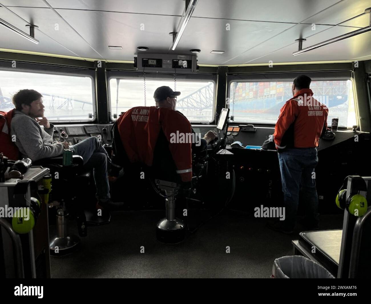I tecnici delle operazioni forensi di varie agenzie statali e federali hanno assistito nell'analisi dei dati acquisiti dall'US Army Corps of Engineers Survey Boat the Catlett nel porto di Baltimora il 27 marzo 2024. Utilizzavano apparecchiature sonar per determinare la posizione dei detriti e cercare veicoli sommersi. Foto Stock