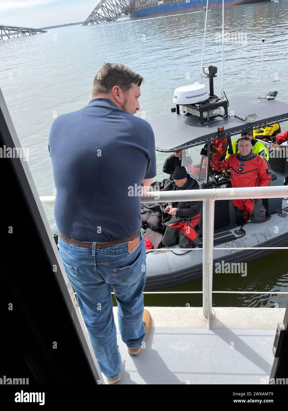 I tecnici delle operazioni forensi di varie agenzie statali e federali hanno assistito nell'analisi dei dati acquisiti dall'US Army Corps of Engineers Survey Boat the Catlett nel porto di Baltimora il 27 marzo 2024. Utilizzavano apparecchiature sonar per determinare la posizione dei detriti e cercare veicoli sommersi. Foto Stock