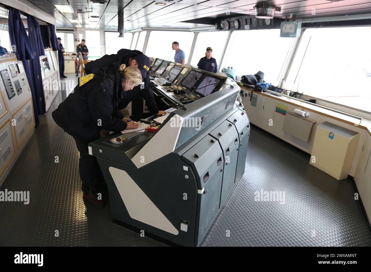 BALTIMORA (27 marzo 2024) — investigatori dell'NTSB sul ponte della nave da carico Dali, che colpì e crollò il Francis Scott Key Bridge il 26 marzo 2024. (Foto: Peter Knudson/NTSB) Foto Stock