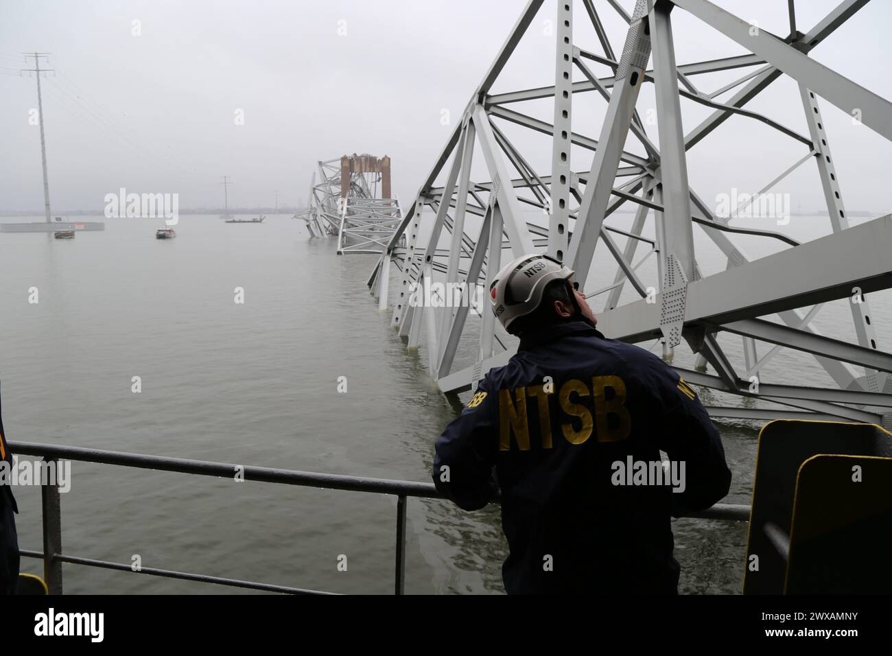 BALTIMORA (27 marzo 2024) — investigatori dell'NTSB sul ponte della nave da carico Dali, che colpì e crollò il Francis Scott Key Bridge il 26 marzo 2024. (Foto: Peter Knudson/NTSB) Foto Stock