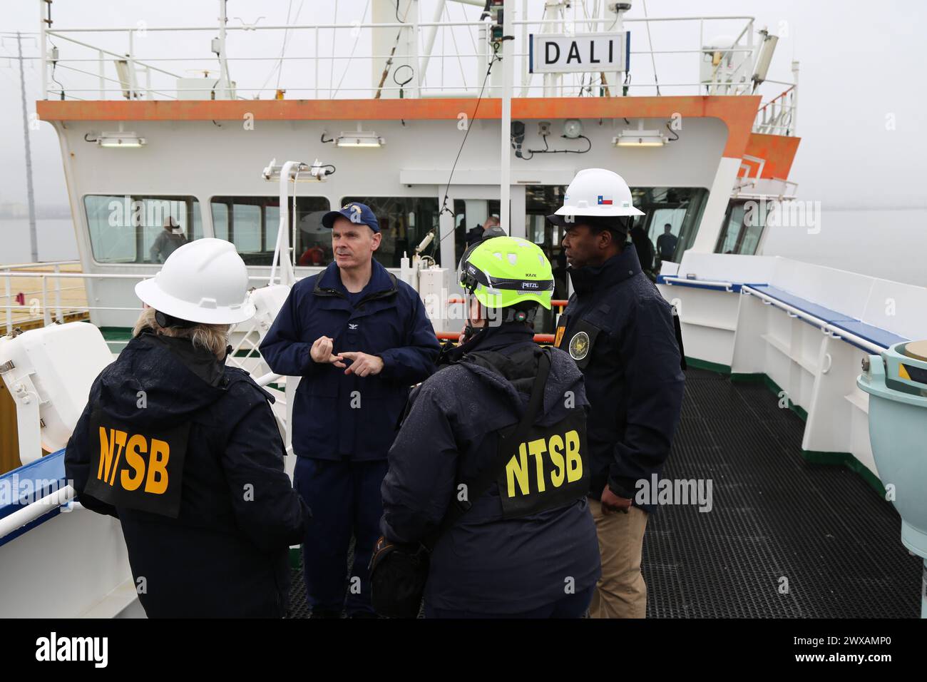 BALTIMORA (27 marzo 2024) — investigatori dell'NTSB sul ponte della nave da carico Dali, che colpì e crollò il Francis Scott Key Bridge il 26 marzo 2024. (Foto: Peter Knudson/NTSB) Foto Stock