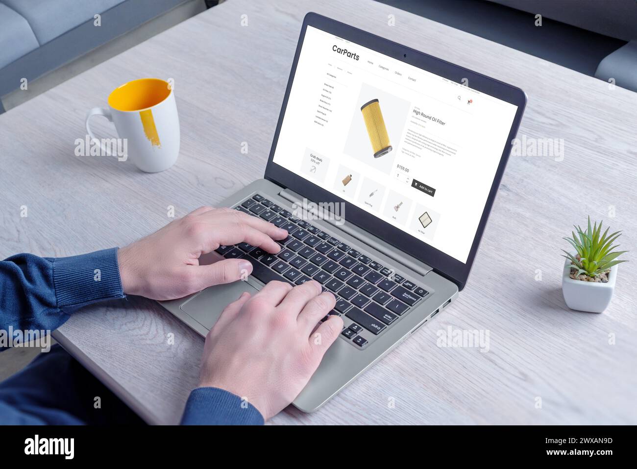 Trovare parti di ricambio per auto online su un sito Web di e-commerce su un computer portatile nello studio. Illustrare la praticità e l'accessibilità dei ricambi per auto acquistati su Foto Stock