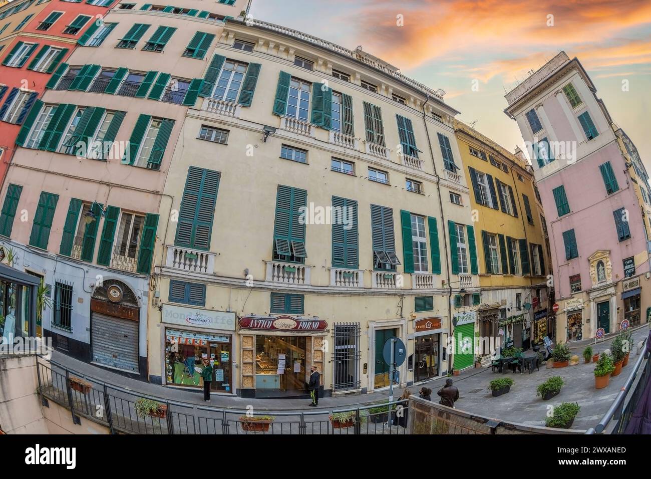 GENOVA, ITALIA-20 MARZO 2021: Antichi edifici genovesi in Piazza Giacomo Matteotti, situati accanto a Piazza De Ferrari, Palazzo Ducale, Chiesa del Gesù e Foto Stock