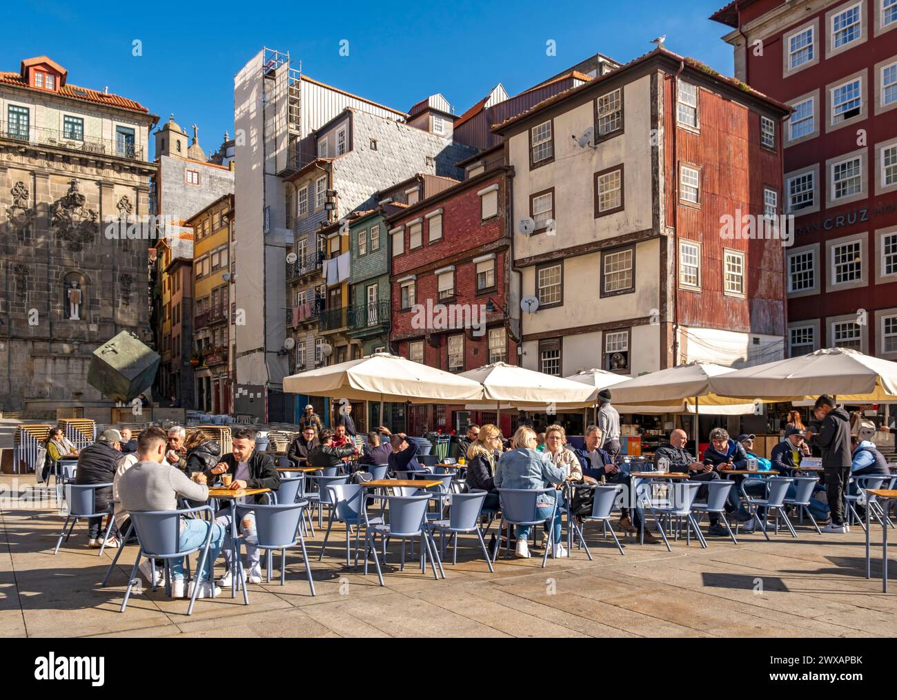 I clienti possono cenare presso i ristoranti all'aperto di Prac da Ribeira, la storica piazza Ribeira a Porto, Portogallo Foto Stock