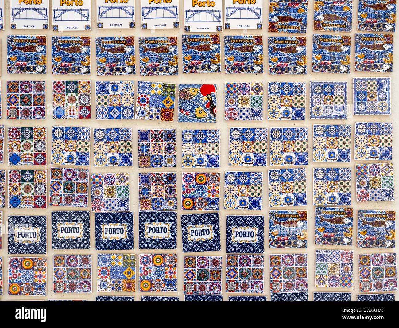 Un'esposizione di magneti in ceramica per frigorifero, modellati sulle iconiche piastrelle azulejo, in vendita a Porto, Portogallo Foto Stock