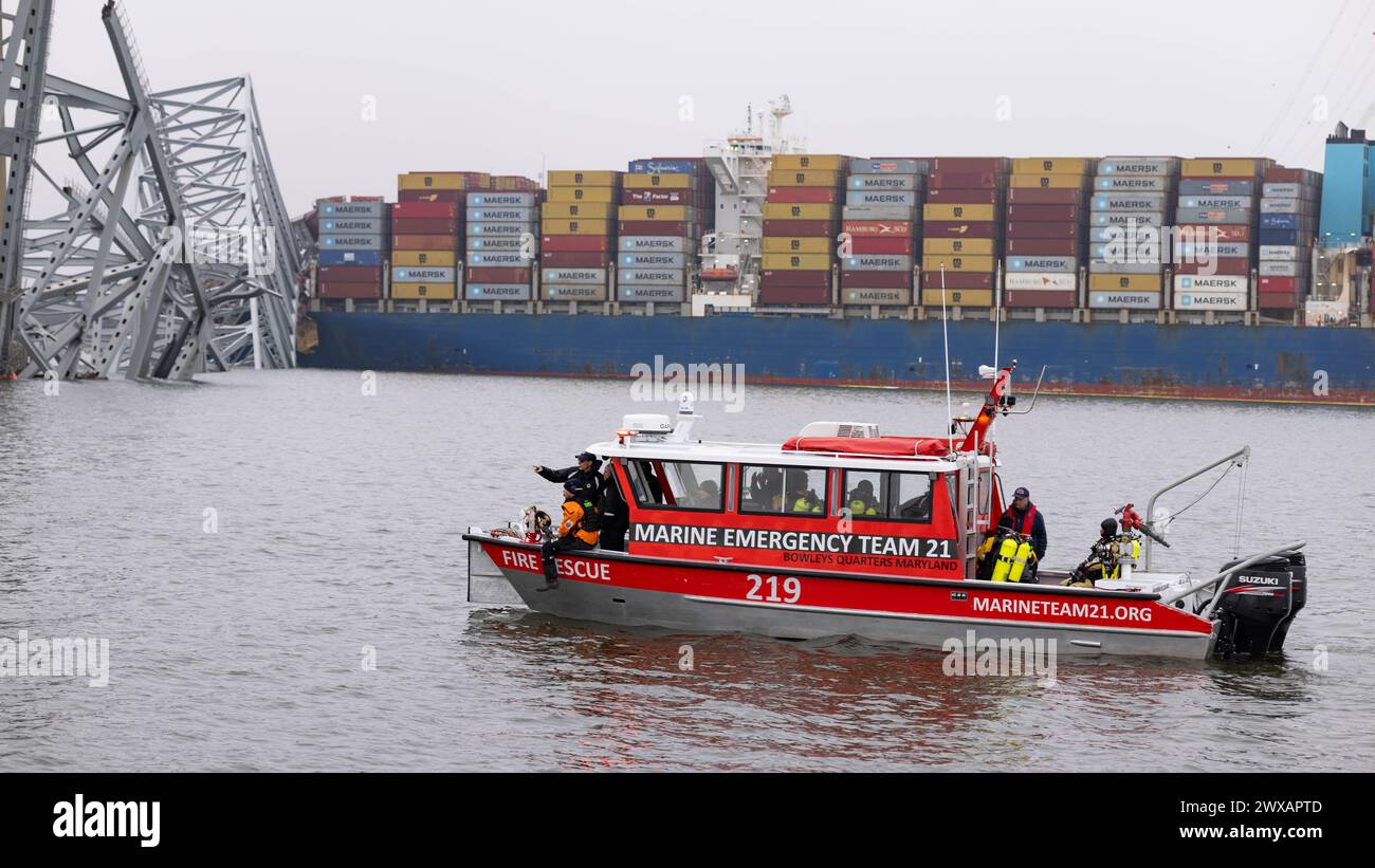 I tecnici delle operazioni forensi di varie agenzie statali e federali hanno assistito nell'analisi dei dati acquisiti dall'US Army Corps of Engineers Survey Boat the Catlett nel porto di Baltimora il 27 marzo 2024. Utilizzavano apparecchiature sonar per determinare la posizione dei detriti e cercare veicoli sommersi. Foto Stock