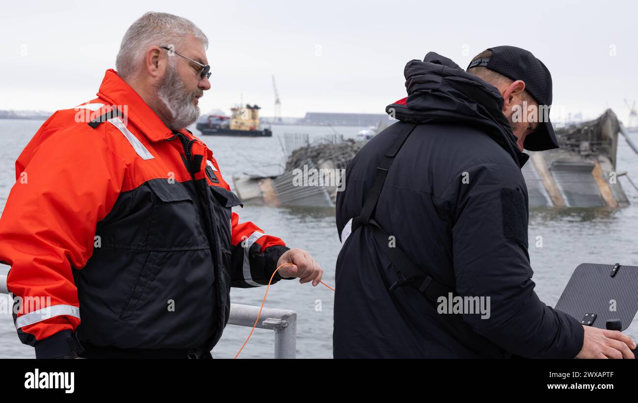 I tecnici delle operazioni forensi di varie agenzie statali e federali hanno assistito nell'analisi dei dati acquisiti dall'US Army Corps of Engineers Survey Boat the Catlett nel porto di Baltimora il 27 marzo 2024. Utilizzavano apparecchiature sonar per determinare la posizione dei detriti e cercare veicoli sommersi. Foto Stock