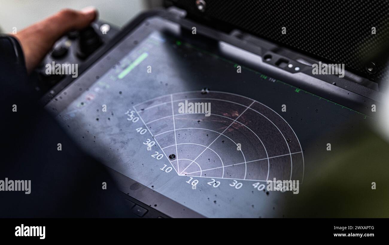 I tecnici delle operazioni forensi di varie agenzie statali e federali hanno assistito nell'analisi dei dati acquisiti dall'US Army Corps of Engineers Survey Boat the Catlett nel porto di Baltimora il 27 marzo 2024. Utilizzavano apparecchiature sonar per determinare la posizione dei detriti e cercare veicoli sommersi. Foto Stock