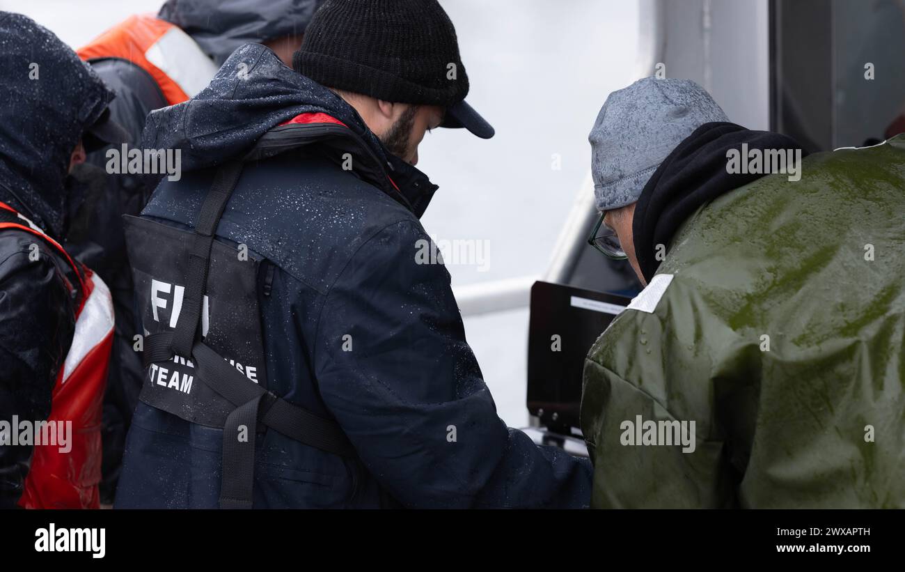 I tecnici delle operazioni forensi di varie agenzie statali e federali hanno assistito nell'analisi dei dati acquisiti dall'US Army Corps of Engineers Survey Boat the Catlett nel porto di Baltimora il 27 marzo 2024. Utilizzavano apparecchiature sonar per determinare la posizione dei detriti e cercare veicoli sommersi. Foto Stock