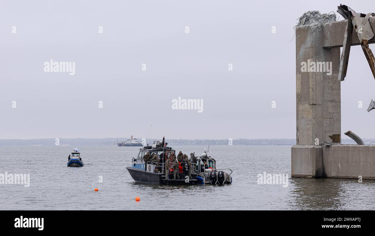 L'equipaggio Catlett della barca di rilevamento assiste nelle operazioni di recupero dopo il crollo di Key Bridge Foto Stock