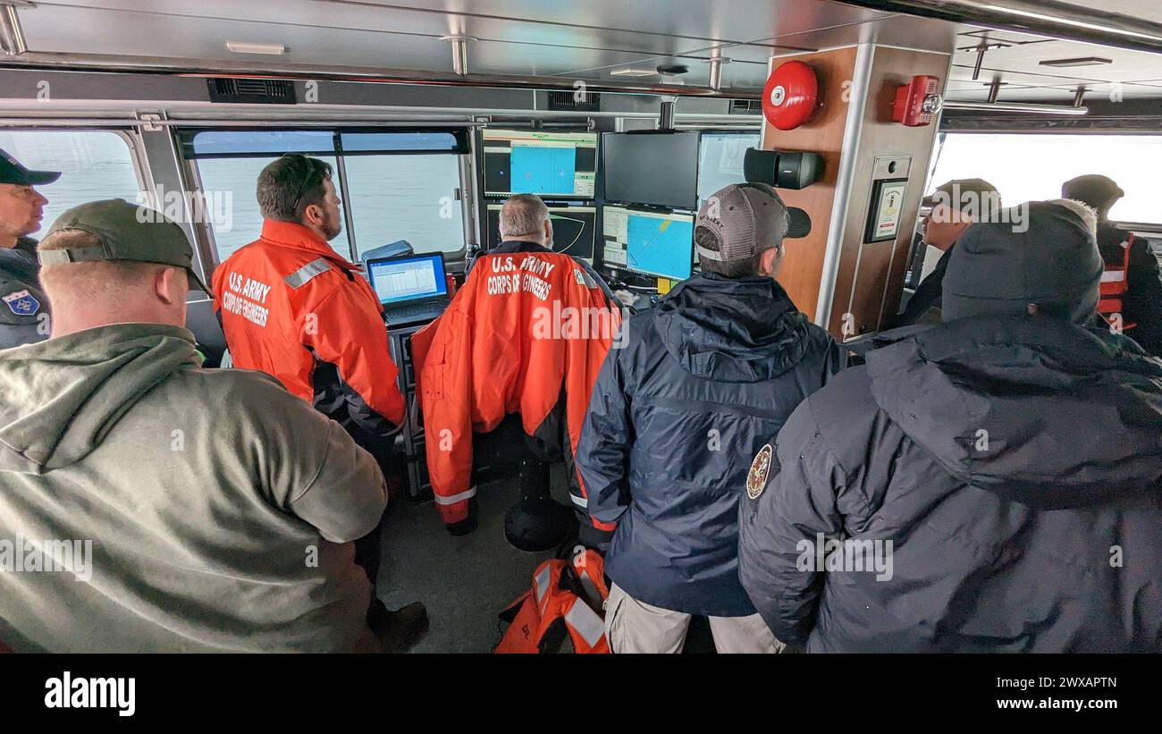 I tecnici delle operazioni forensi di varie agenzie statali e federali hanno assistito nell'analisi dei dati acquisiti dall'US Army Corps of Engineers Survey Boat the Catlett nel porto di Baltimora il 27 marzo 2024. Utilizzavano apparecchiature sonar per determinare la posizione dei detriti e cercare veicoli sommersi. Foto Stock