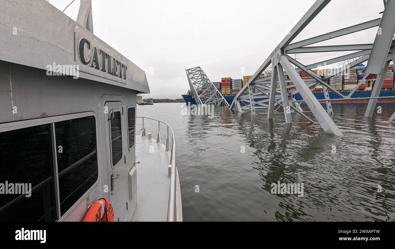 I tecnici delle operazioni forensi di varie agenzie statali e federali hanno assistito nell'analisi dei dati acquisiti dall'US Army Corps of Engineers Survey Boat the Catlett nel porto di Baltimora il 27 marzo 2024. Utilizzavano apparecchiature sonar per determinare la posizione dei detriti e cercare veicoli sommersi. Foto Stock