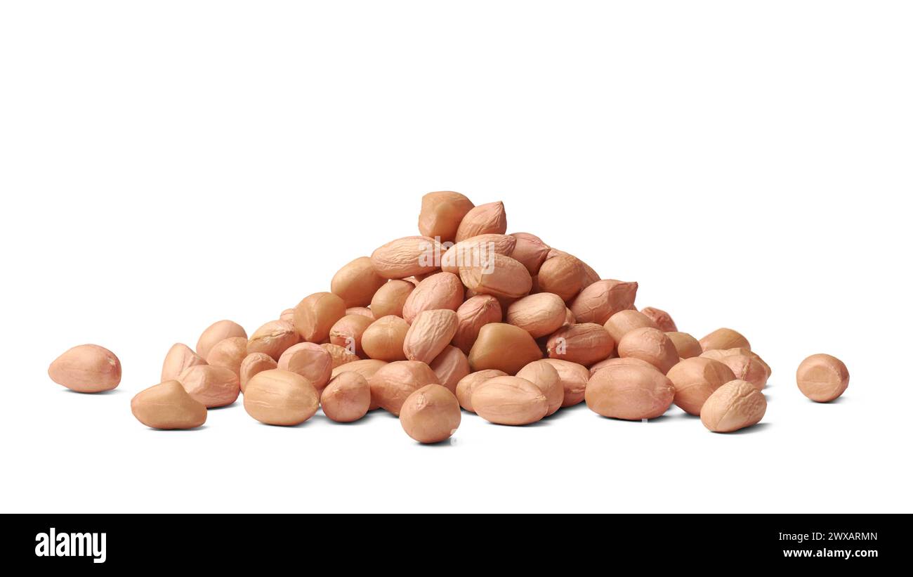 arachidi con sfondo bianco isolato della pelle, mucchio di arachidi goduto per il loro gusto delizioso e numerosi benefici per la salute Foto Stock