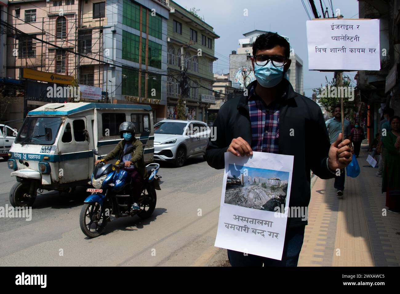 Nepal. 29 marzo 2024. Il 29 marzo 2024, a Kathmandu, Nepal. Un medico nepalese tiene le carte da gioco fuori dall'Ambasciata di Israele nella capitale durante una dimostrazione delle atrocità di Israele contro i fornitori di assistenza sanitaria, gli ospedali e gli operatori sanitari nella Striscia di Gaza in Palestina. Hanno anche organizzato una manifestazione chiedendo di porre immediatamente fine all'uccisione di cittadini innocenti e ad attività violente. (Foto di Abhishek Maharjan/Sipa USA) credito: SIPA USA/Alamy Live News Foto Stock