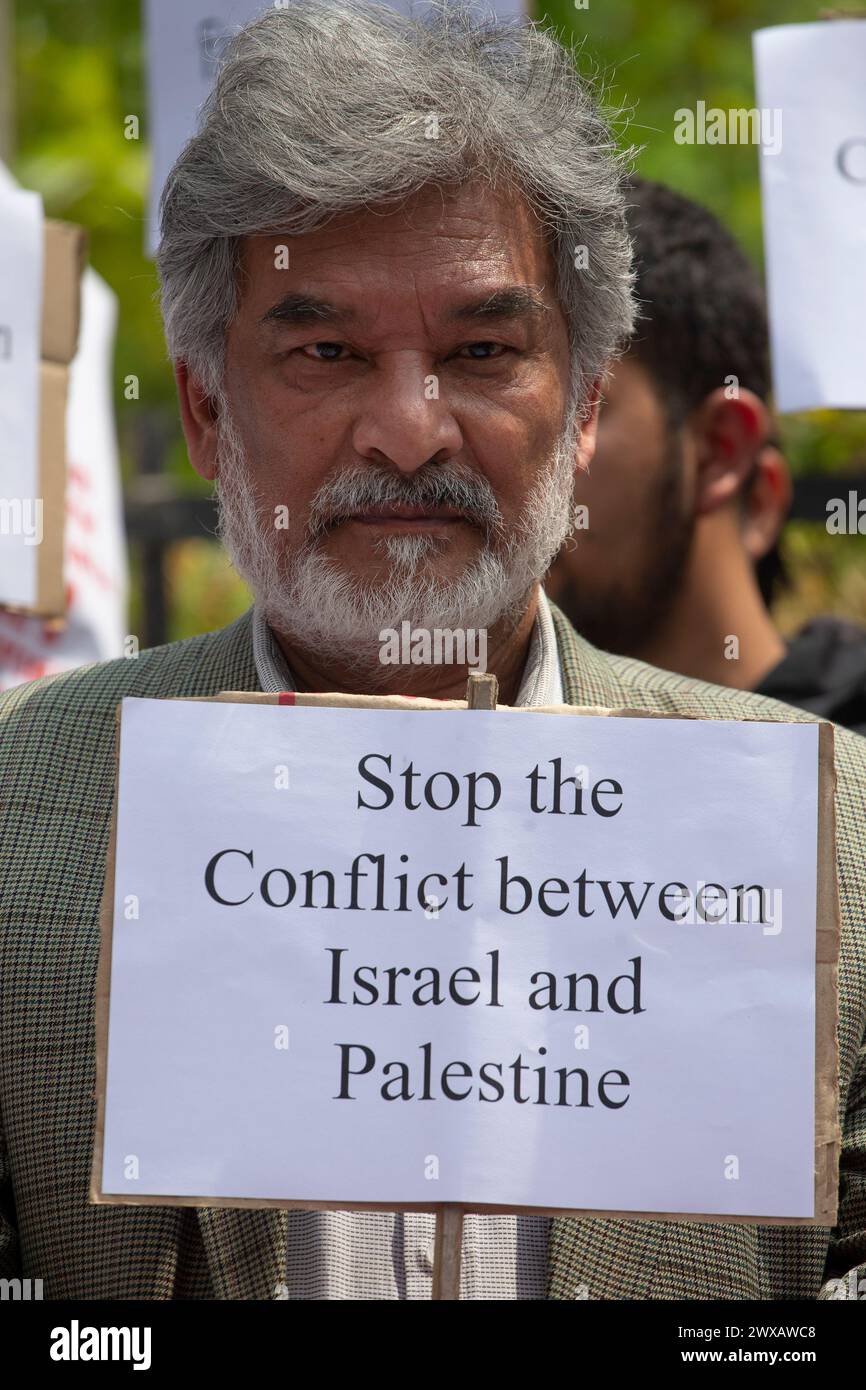 Nepal. 29 marzo 2024. Il 29 marzo 2024, a Kathmandu, Nepal. Un medico nepalese tiene una playcard fuori dall'ambasciata di Israele nella capitale durante una dimostrazione delle atrocità di Israele contro fornitori di assistenza sanitaria, ospedali e operatori sanitari nella Striscia di Gaza in Palestina. Hanno anche organizzato una manifestazione chiedendo di porre immediatamente fine all'uccisione di cittadini innocenti e ad attività violente. (Foto di Abhishek Maharjan/Sipa USA) credito: SIPA USA/Alamy Live News Foto Stock