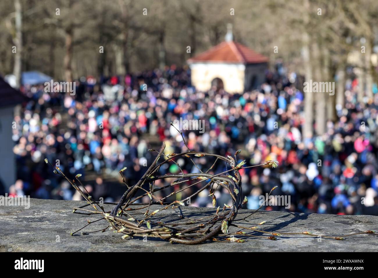 Cracovia, Polonia. 29 marzo 2024. Le corone di ramoscello viste durante la processione della via Crucis il venerdì Santo nel monumento, patrimonio dell'umanità dell'UNESCO, nella basilica di Kalwaria Zebrzydowska. La tradizionale processione sul sito inizia la mattina presto con attori che pagano i ruoli biblici della via Crucis. Credito: SOPA Images Limited/Alamy Live News Foto Stock