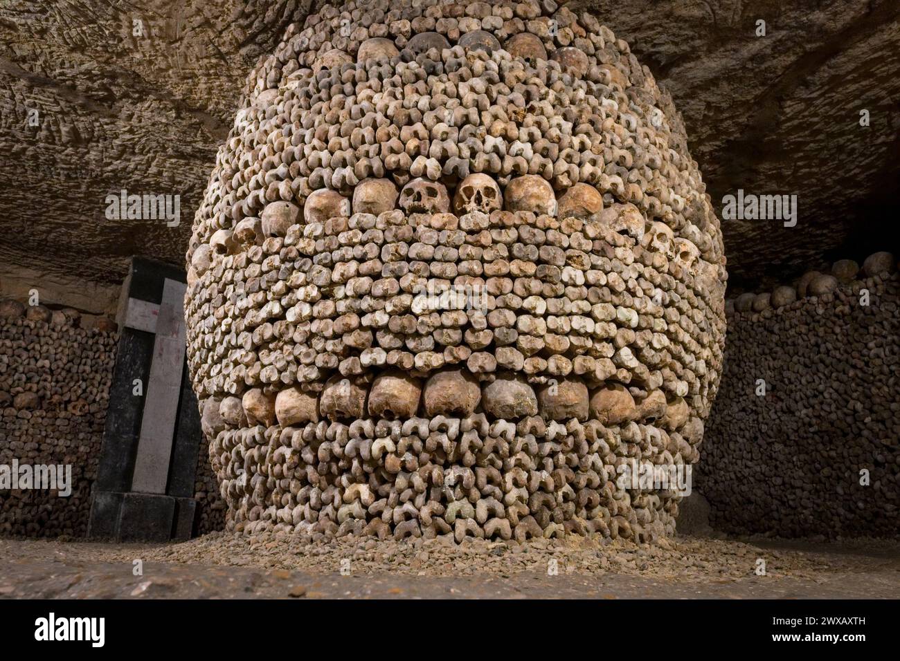 Catacombe di Parigi con ossa e teschi Foto Stock