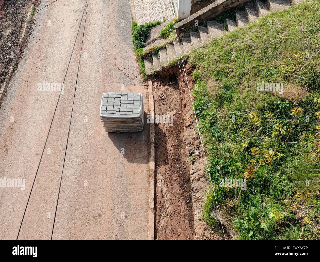 Rinnovamento urbano. Strada asfaltata, scale in cemento e pietra rettangolare per la ristrutturazione del marciapiede. Prospettiva a occhio d'uccello. Foto Stock