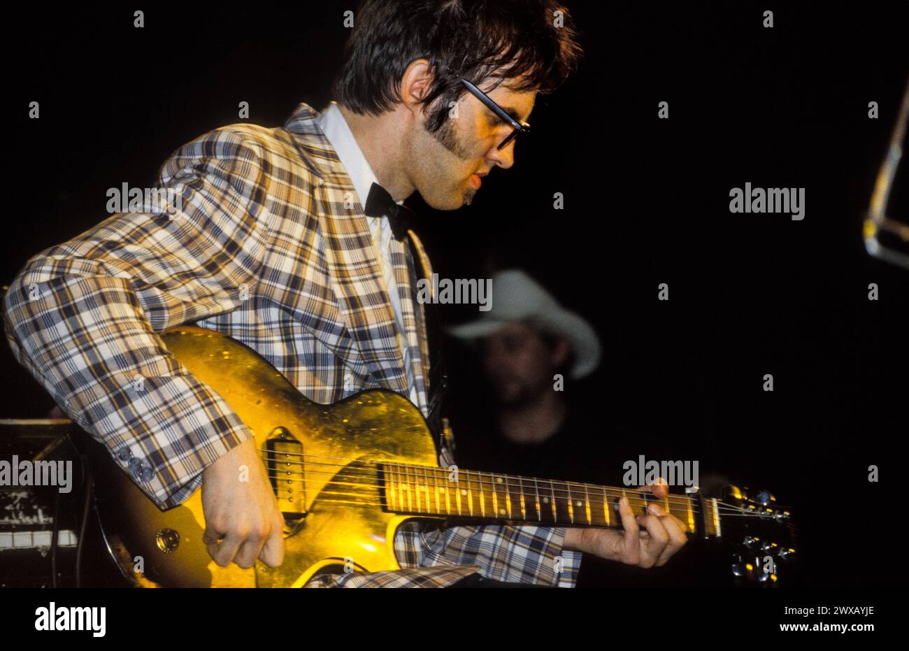 Mr e, EARLY CAREER ANELS CONCERT, READING FESTIVAL 1997: A Young Mr e (Mark Everett) della rock band americana Eels on the Melody Maker Stage al Reading Festival, Reading, Regno Unito, il 23 agosto 1997. Foto: Rob Watkins. INFO: Eels, un gruppo musicale alternative rock statunitense formatosi a Los Angeles, California, nel 1995, incanta gli ascoltatori con il loro suono eclettico e i testi introspettivi. Guidati da Mark Oliver Everett, noto come e, la loro musica trascende i generi, evocando emozioni grezze e una narrazione profonda. Foto Stock