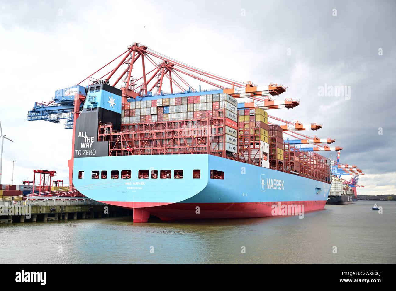 Stock- und Symbolbilder i 29.03.2024 Die Ane Maersk ist der erste große Containerfrachter der dänischen Reederei Maersk, der mit Methanol betrieben wird. Amburgo Amburgo Amburgo Germania *** immagini delle azioni e dei simboli i 29 03 2024 l'Ane Maersk è il primo grande cargo container della compagnia di navigazione danese Maersk ad essere alimentato con metanolo Amburgo Amburgo Amburgo Amburgo Germania Copyright: XLobeca/FelixxSchlikisx Foto Stock