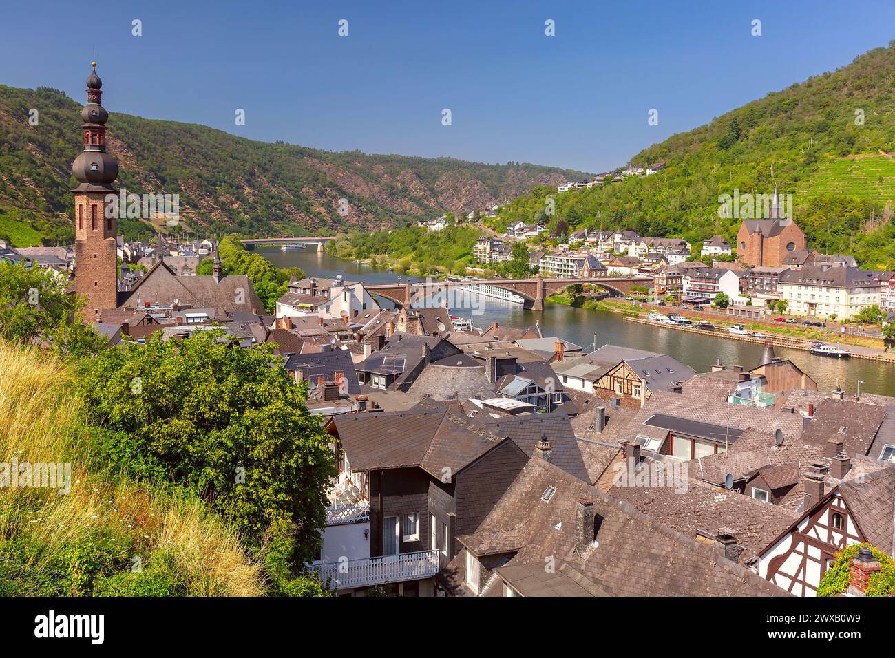 Vista aerea della soleggiata Cochem, splendida città sul romantico fiume Mosella, Germania Foto Stock