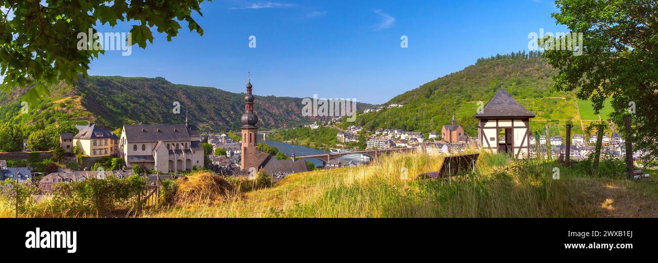 Vista panoramica aerea della soleggiata Cochem, splendida città sul romantico fiume Mosella, Germania Foto Stock