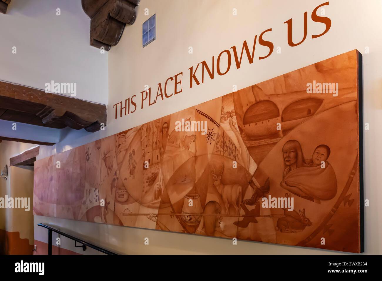 Visitor Center mostra sugli antenati indiani al Bandelier National Monument, New Mexico, USA [non disponibile; solo licenze editoriali] Foto Stock