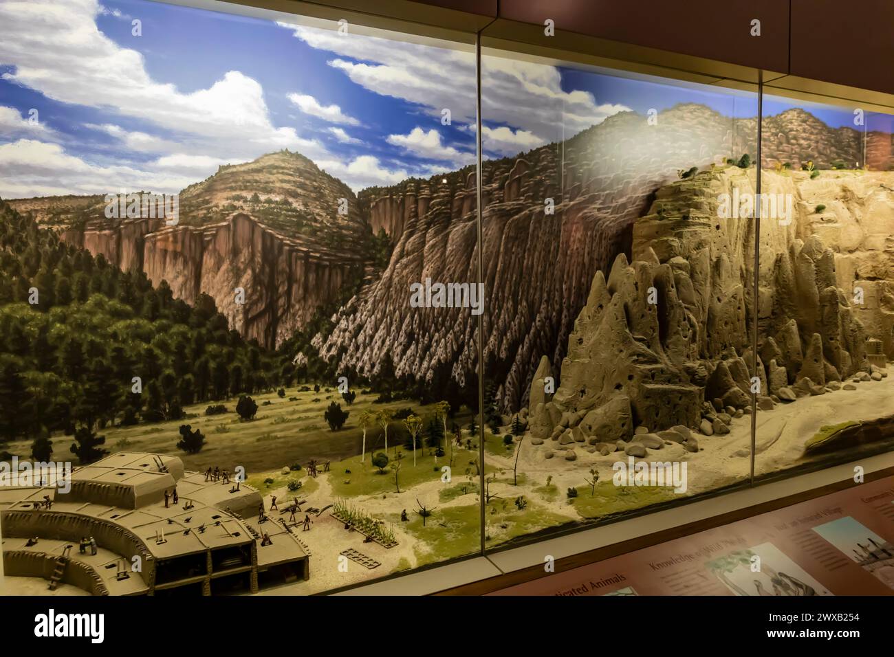 Diorama delle vite e delle abitazioni dei primi abitanti, Bandelier National Monument, New Mexico, USA [Nessuna pubblicazione; solo licenze editoriali] Foto Stock