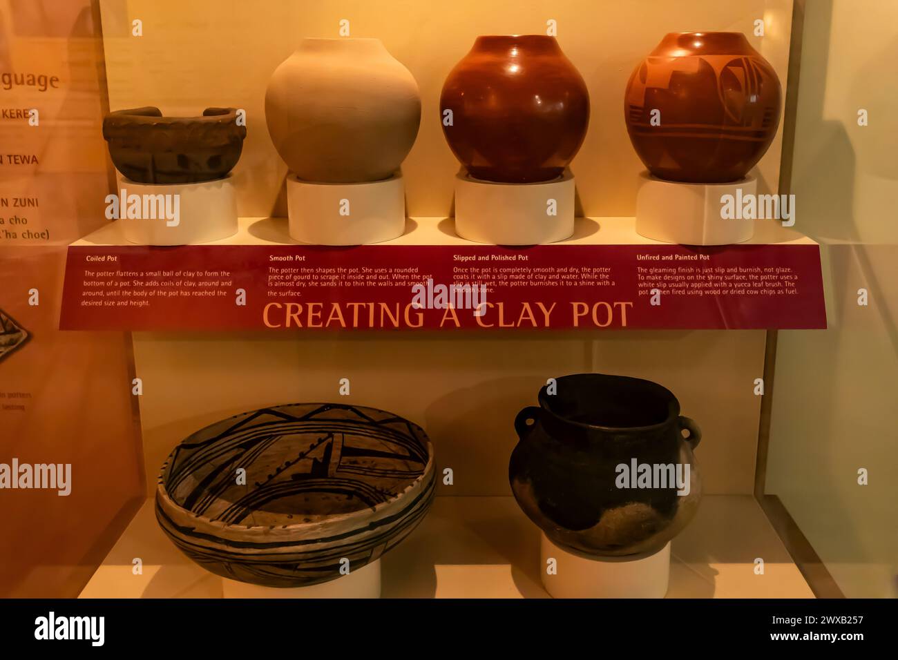 Mostra che mostra i passi per creare una pentola di argilla fatta da popolazioni indigene, Bandelier National Monument, New Mexico, USA [Nessuna pubblicazione; licenza editoriale o Foto Stock