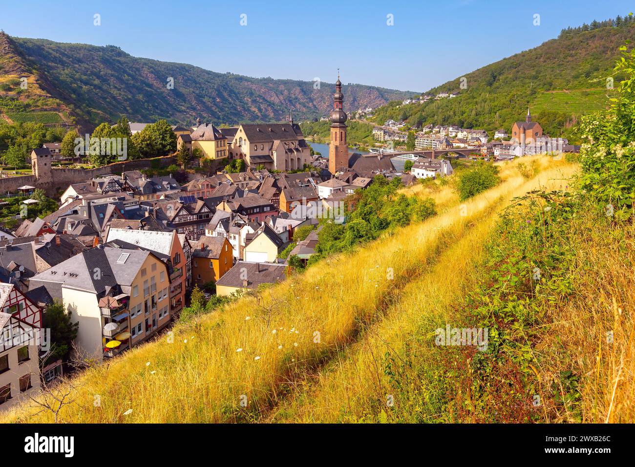 Vista aerea della soleggiata Cochem, splendida città sul romantico fiume Mosella, Germania Foto Stock