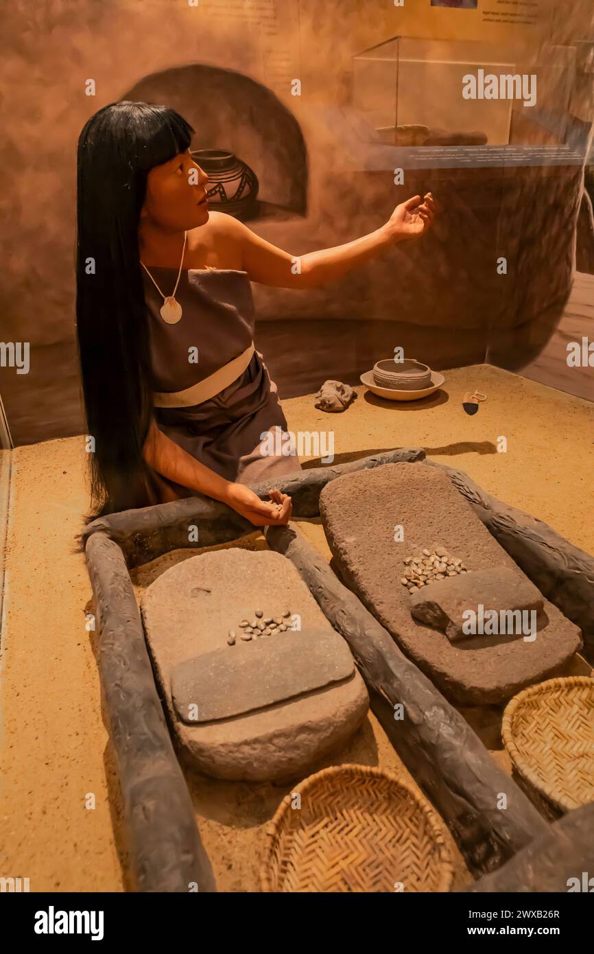 Mostra la mostra di una donna indigena che macina il mais al Bandelier National Monument, New Mexico, USA [Nessuna pubblicazione; solo licenze editoriali] Foto Stock