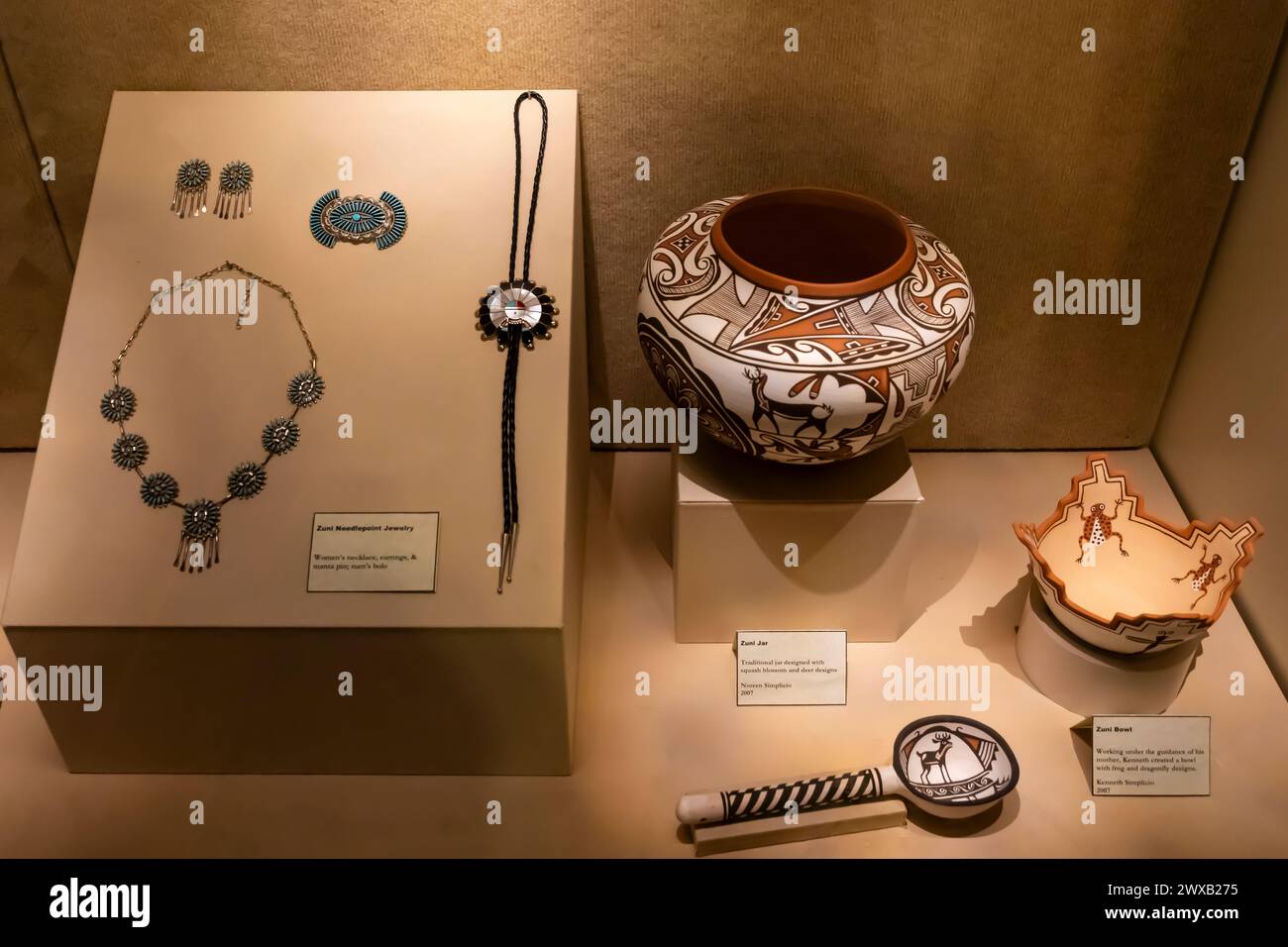 Mostra di oggetti per la casa di importanza culturale nella vita del popolo Pueblo, Bandelier National Monument, New Mexico, USA [Nessuna pubblicazione; editoriale Foto Stock