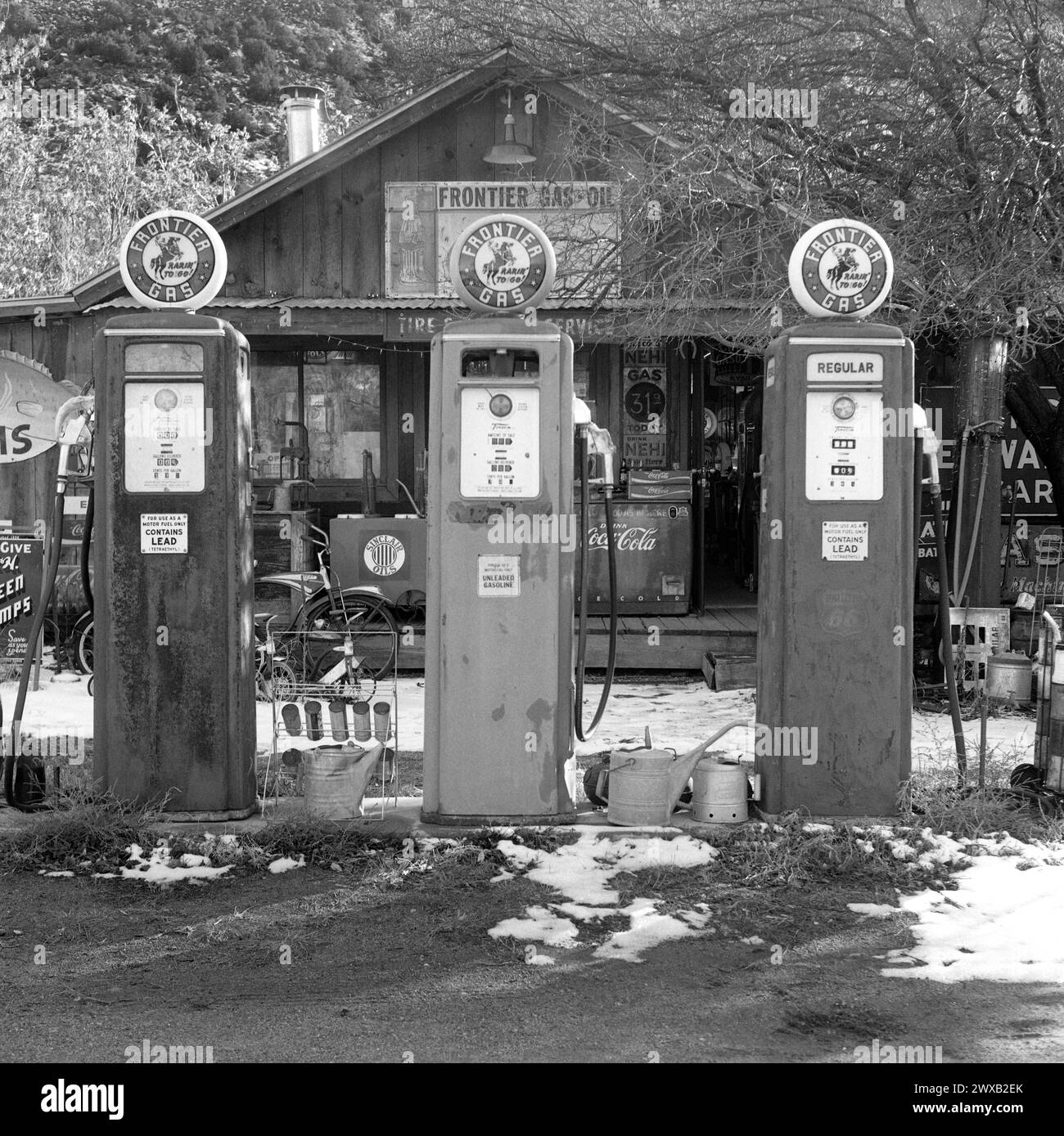 NM50215-00....NEW MEXICO - Museo del gas classico lungo la strada statale 68 vicino a Embudo. Fotocamera Yashica-Mat con film Ilford HP5 Plus. Foto Stock
