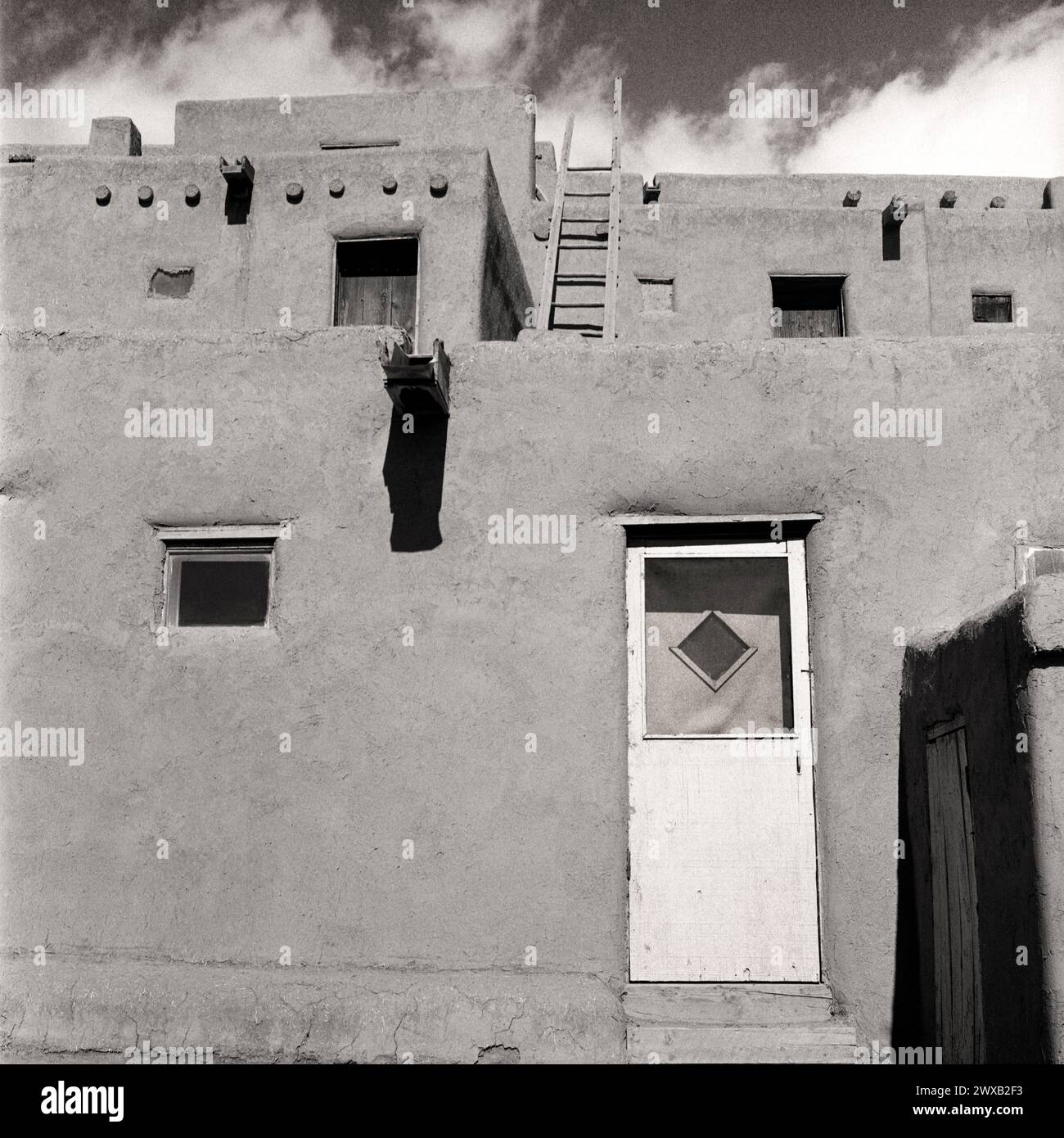 HB50309-00..... NEW MEXICO - porta Bianca nella terra tribale della Casa del Nord di Taos Pubelo. Foto Stock