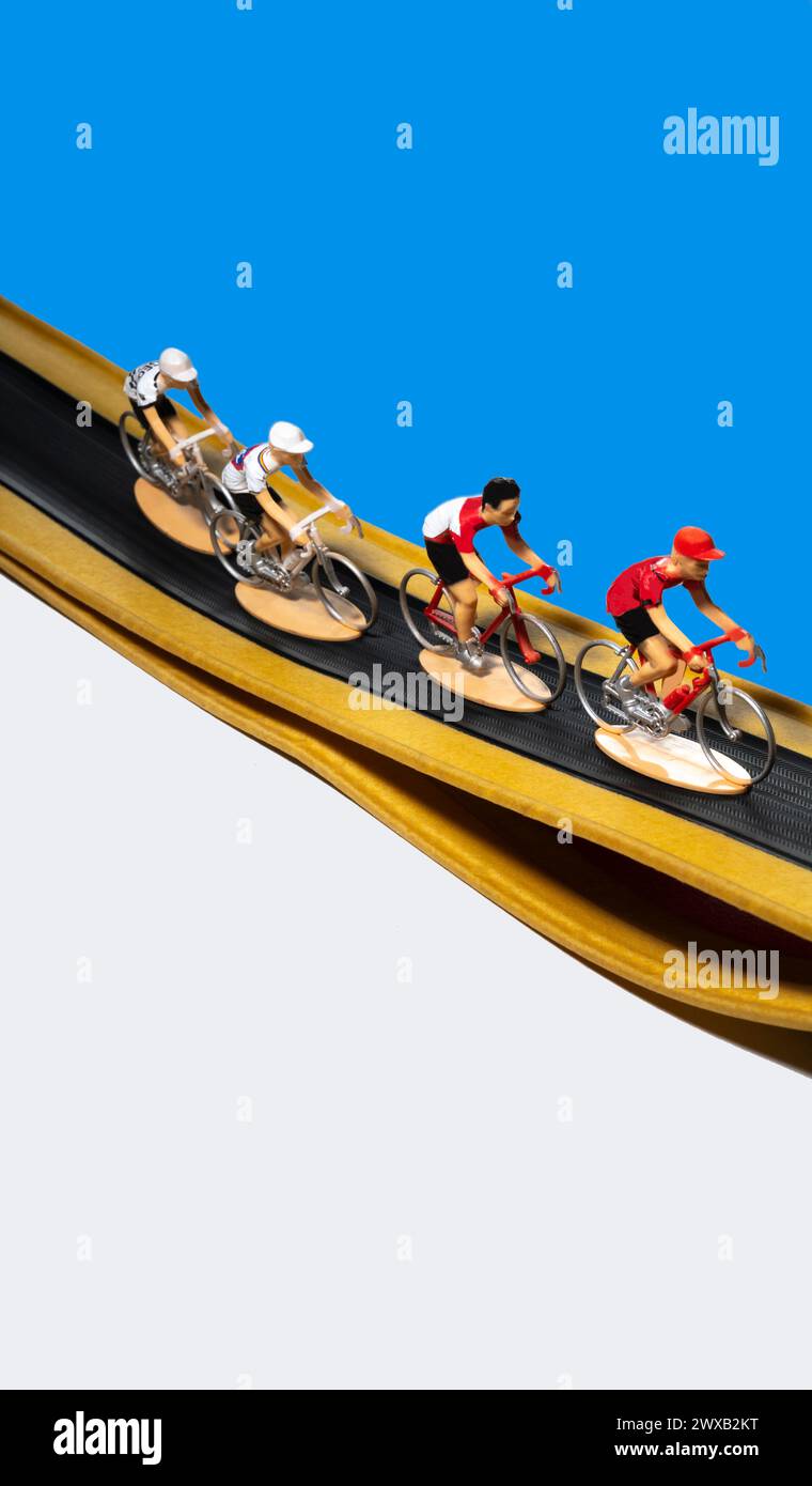 Ciclisti da corsa con giocattoli in miniatura su battistrada Foto Stock
