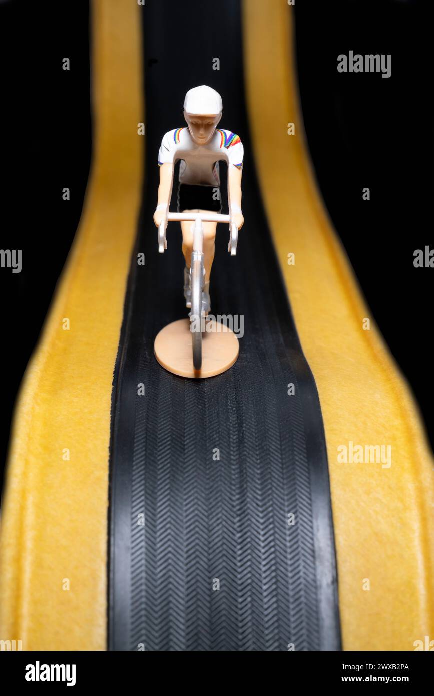 Ciclisti da corsa con giocattoli in miniatura su battistrada Foto Stock