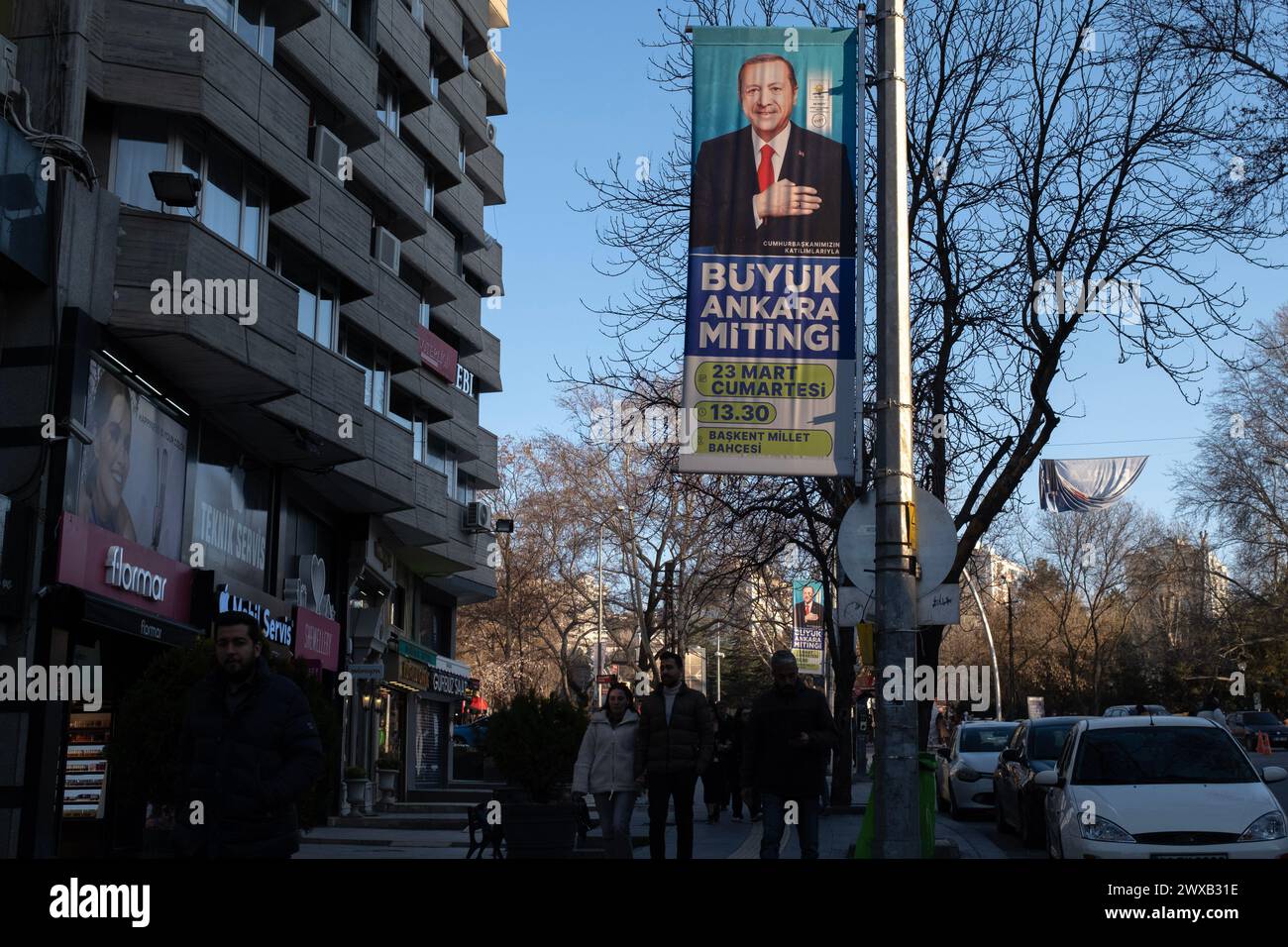 Ankara, Turchia. 24 marzo 2024. Il presidente Recep Tayyip Erdogan sul manifesto del rally per il candidato dell'AKP Turgut Alt?nok nell'ambito della campagna elettorale. La Turchia si recherà alle urne di domenica 31 marzo. Circa 61 milioni di persone voteranno alle elezioni locali in cui si terranno 34 partiti politici e candidati indipendenti. Credito: SOPA Images Limited/Alamy Live News Foto Stock