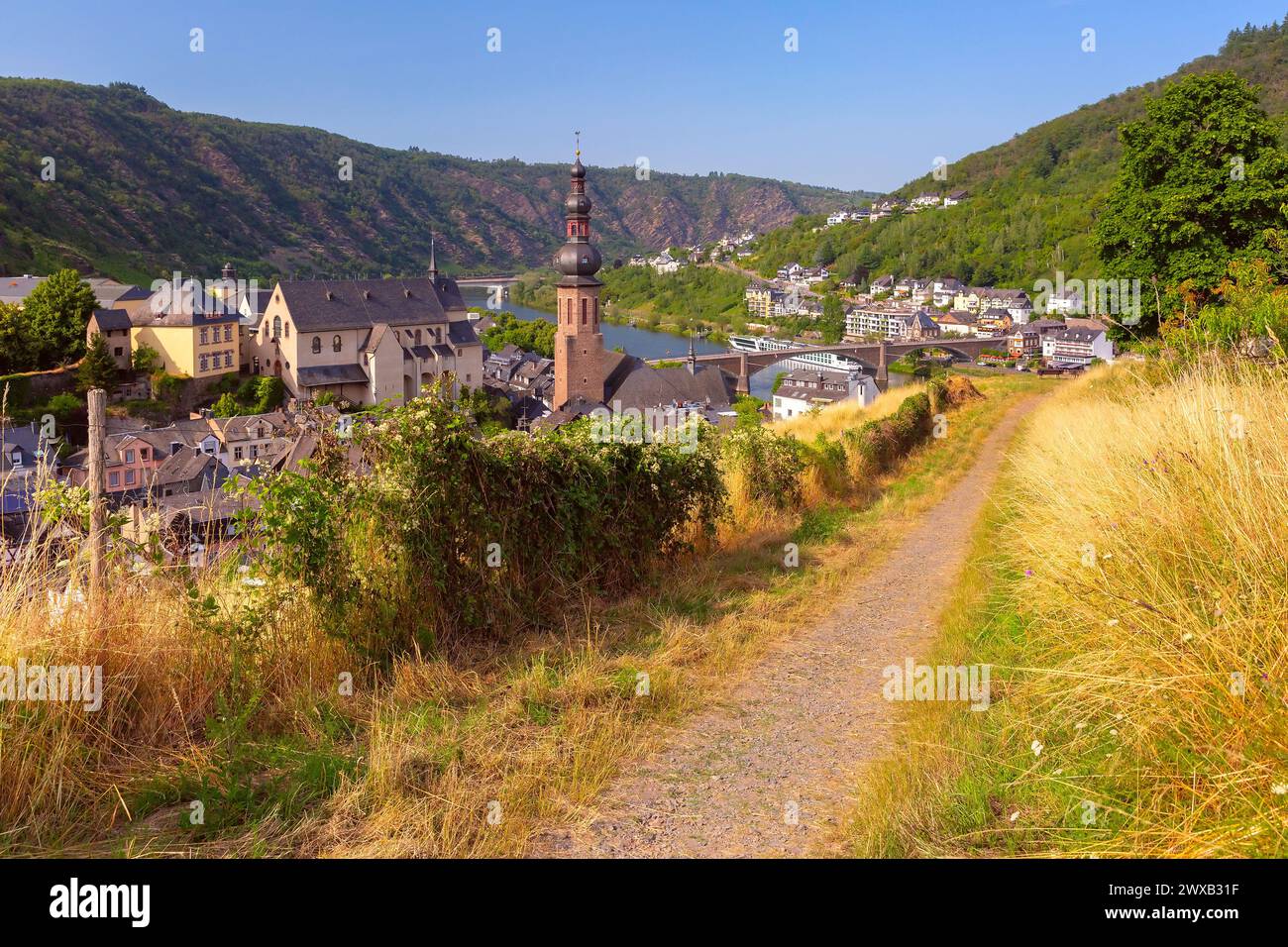 Vista aerea della soleggiata Cochem, splendida città sul romantico fiume Mosella, Germania Foto Stock