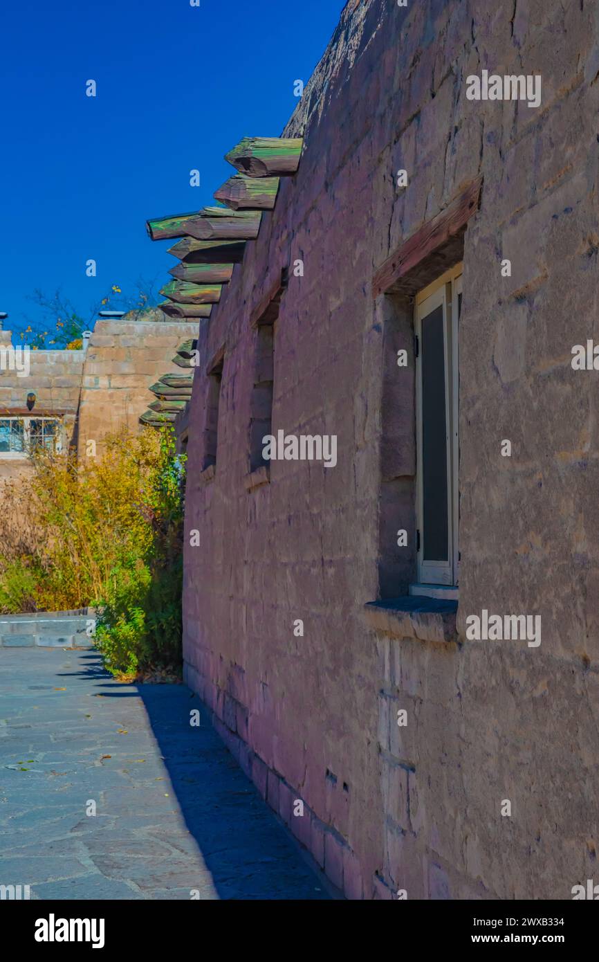 Parte del complesso di quartieri generali costruito dal CCC in stile revival Pueblo, Bandelier National Monument, New Mexico, USA Foto Stock