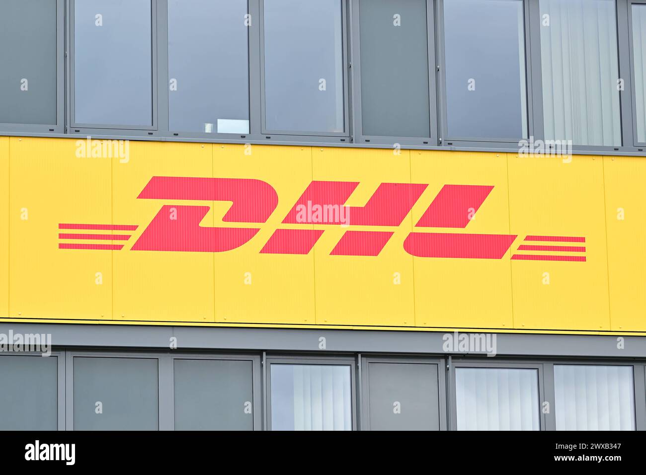 Stock- und Symbolbilder i 29.03.2024 Deutsche Post, Post&DHL, Post & DHL, Post und DHL, Briefe und Pakete, Briefe, Paket, Pakete, Briefe, DP, Deutsche Post AG, DHL, Group, Hamburg Hamburg Hamburg Deutschland *** immagini delle azioni e dei simboli i 29 03 2024 Deutsche Post, Post DHL, Post DHL, Post e DHL, lettere e pacchi, lettere, pacchi, pacchi, lettere, DP, Deutsche Post AG, DHL, Group, Amburgo Amburgo Amburgo Germania Copyright: xLobeca/FelixxSchlikisx Foto Stock