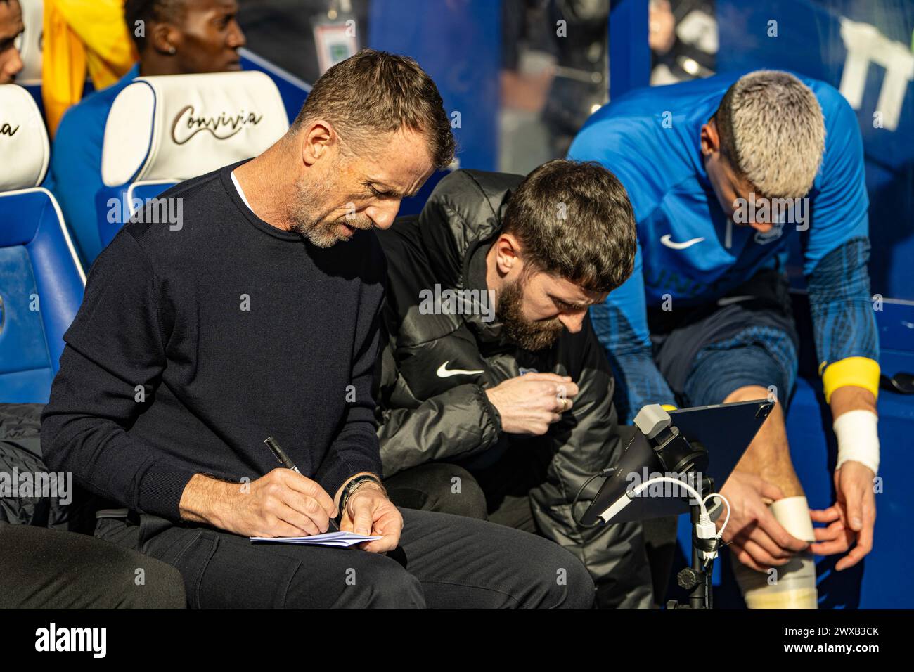 Londra, Regno Unito. 29 marzo 2024; Loftus Road Stadium, Shepherds Bush, West London, Inghilterra; EFL Championship Football, Queens Park Rangers contro Birmingham City; Gary Rowett, manager ad interim di Birmingham City, prende appunti prima del calcio d'inizio Credit: Action Plus Sports Images/Alamy Live News Foto Stock