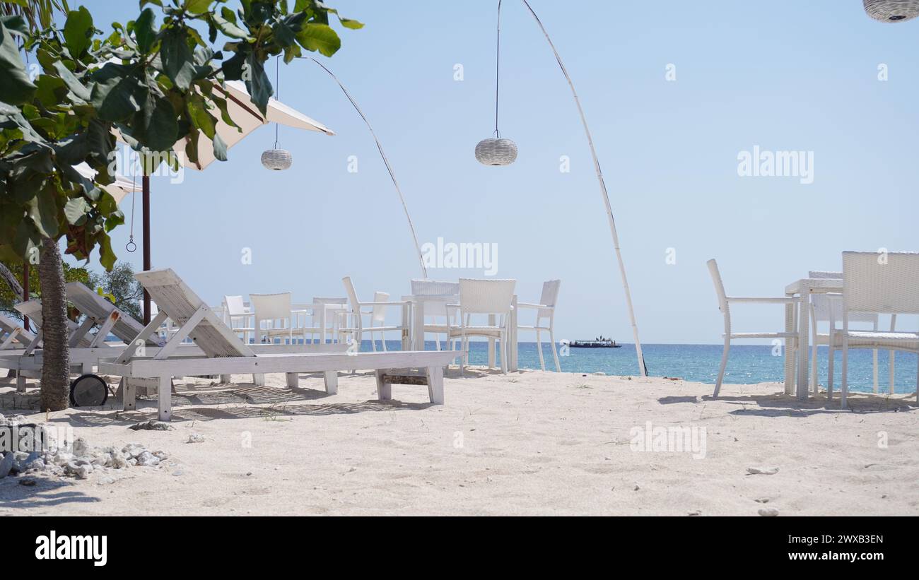 Ristorante fronte spiaggia con un concetto tutto bianco durante il giorno sull'isola di Gili Trawangan, Lombok Foto Stock