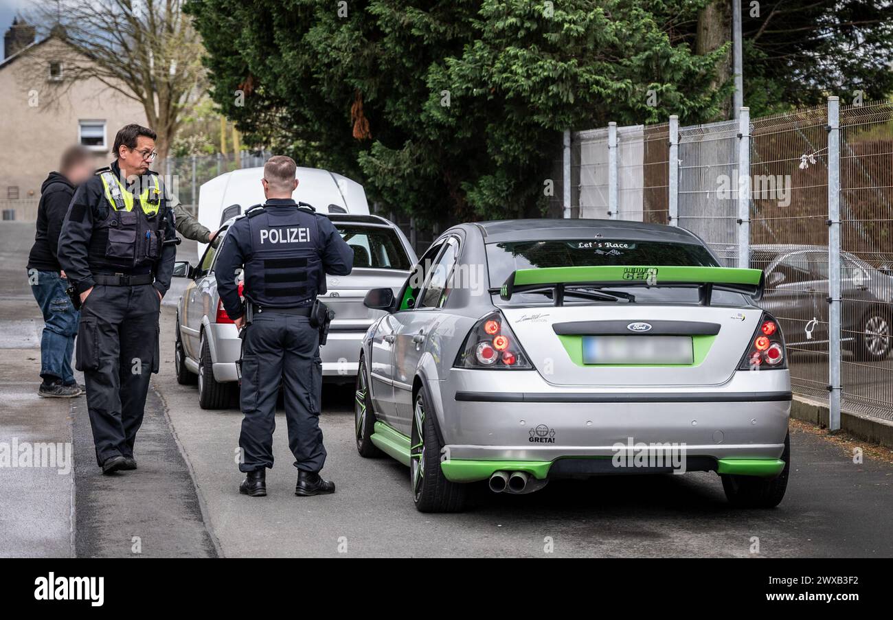 Bochum, Germania. 29 marzo 2024. Gli agenti di polizia ispezionano i veicoli in un parcheggio il "Car Friday". La polizia aveva istituito un posto di blocco di fronte al Ruhr Park per dare un'occhiata più da vicino alle auto convertite. Credito: Christian Knieps/dpa - ATTENZIONE: La targa è stata pixellata per motivi legali/dpa/Alamy Live News Foto Stock